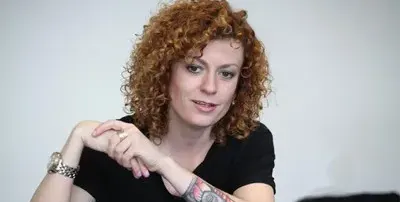 Люси Дяковска махна русото