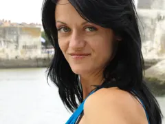 Маца си купи къща в Балкана (Актрисата остана без ангажименти заради пандемията, сади си градина)