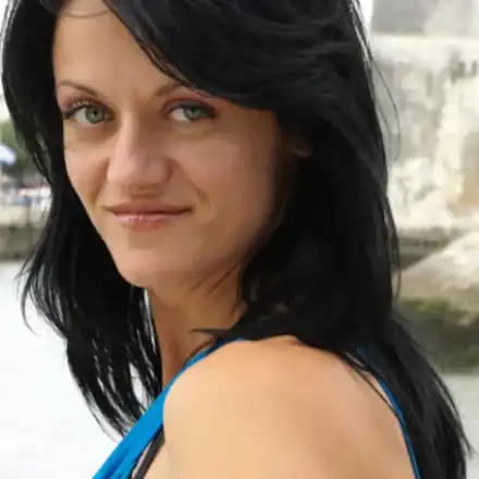 Маца си купи къща в Балкана (Актрисата остана без ангажименти заради пандемията, сади си градина)