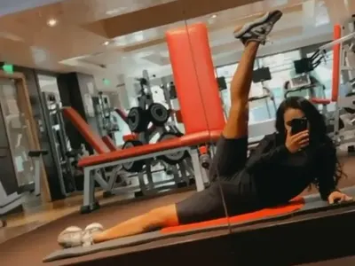 Мария лее пот в залата