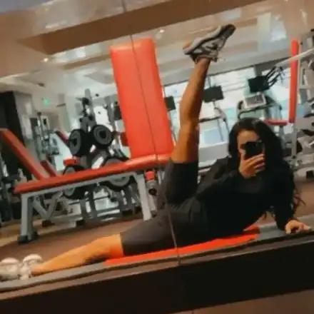 Мария лее пот в залата