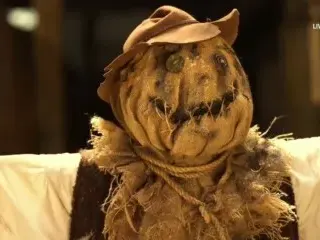 Маските падат: Вижте кой се крие под опърпания костюм на Плашилото