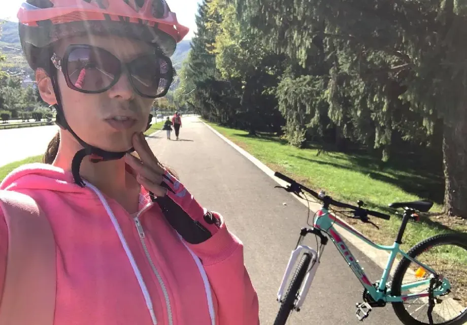 Мис Тигрова върти педали на Околовръстното