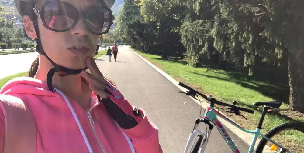 Мис Тигрова върти педали на Околовръстното