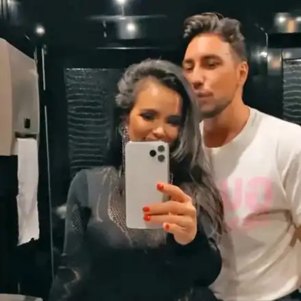 Младеж опипва Отварачката в тоалетната (Брутални снимки)