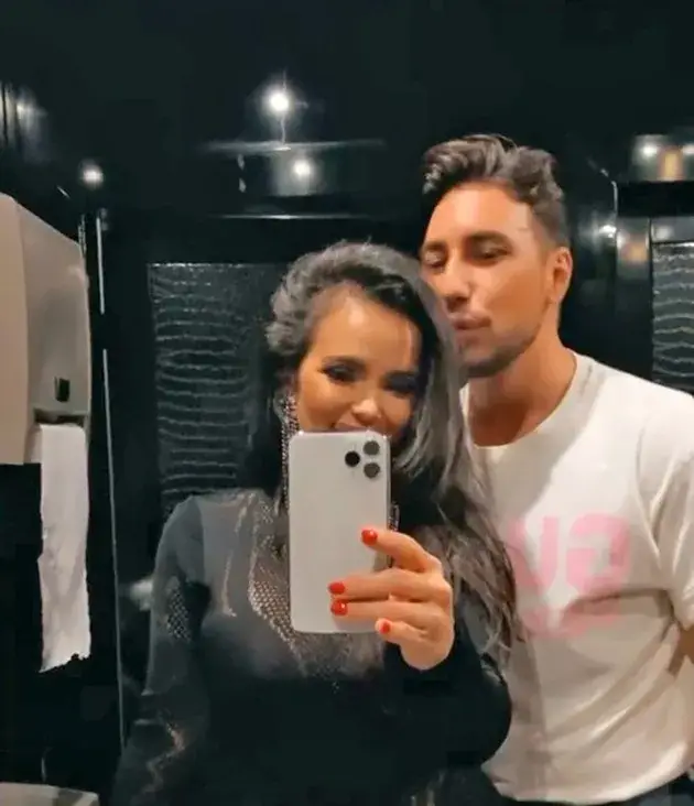 Младеж опипва Отварачката в тоалетната (Брутални снимки)