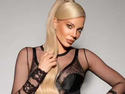 МОДЕРНА РАБОТА! Емилия пуска албум флашка