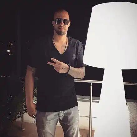 На Ники М. му е тясно