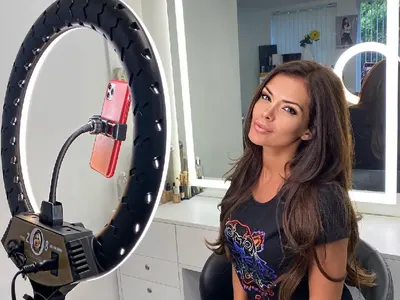 На Преслава не й пука за коронавируса, гуши тлъсти пачки от участия по Нова година