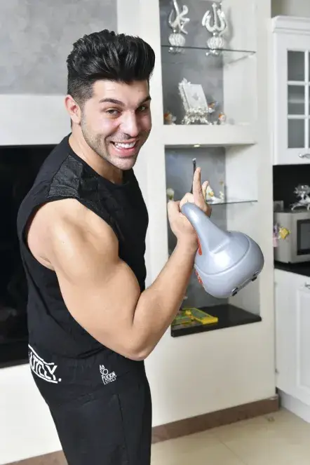 Никой не иска да слуша Фики! Останал без работа, певецът предприе отчаян ход