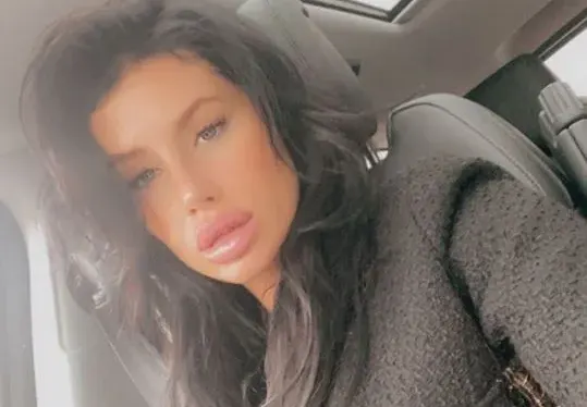 Пак нажежи страстите! Радинела само по хавлия (ФОТО)