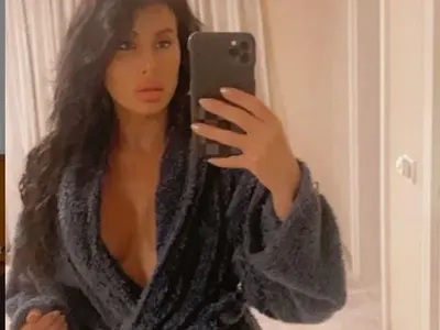 Пак нажежи страстите! Радинела само по хавлия (ФОТО)