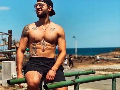 Папи Ханс се пусна полугол от плажа