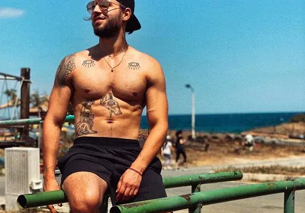 Папи Ханс се пусна полугол от плажа