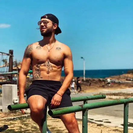 Папи Ханс се пусна полугол от плажа