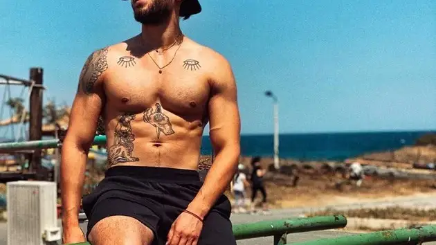 Папи Ханс се пусна полугол от плажа