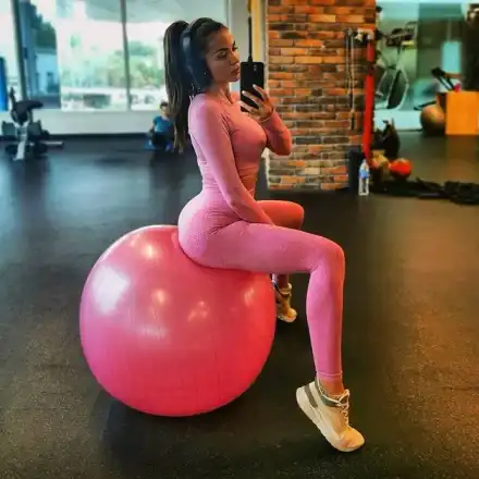 Райна наду пазва, не крие щръкналите зърна