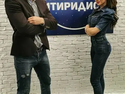 Райна се разгони, сваля брата на Кобрата със среднощни смс-и