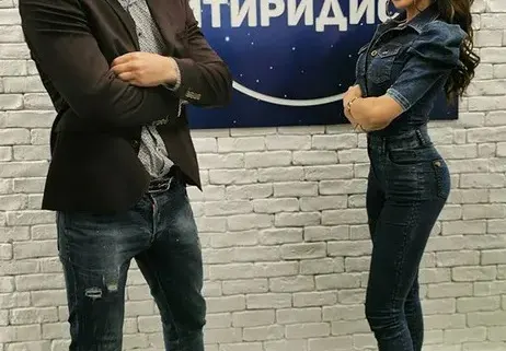 Райна се разгони, сваля брата на Кобрата със среднощни смс-и