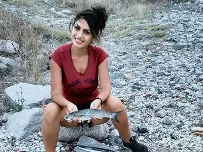 Риболовът е само за мъже?! Да, бе, да! Вижте как най-секси рибарката изби заргана по морето