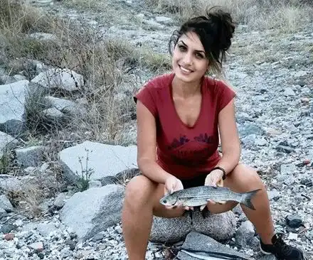 Риболовът е само за мъже?! Да, бе, да! Вижте как най-секси рибарката изби заргана по морето