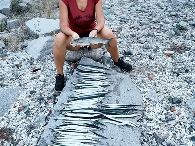 Риболовът е само за мъже?! Да, бе, да! Вижте как най-секси рибарката изби заргана по морето