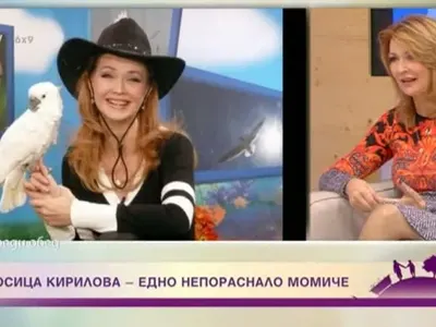 Росица Кирилова храни папагала си с шоколад