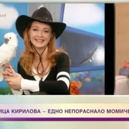 Росица Кирилова храни папагала си с шоколад