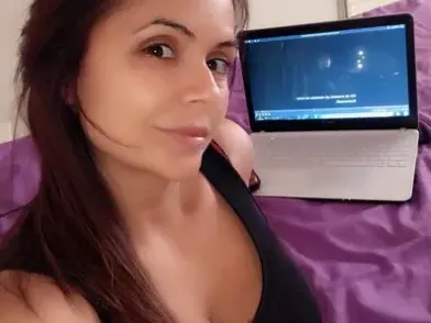 Сестрата на Преслава нажежи страстите с пищен бюст (Фото)