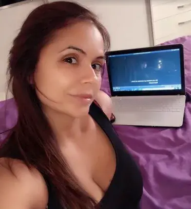 Сестрата на Преслава нажежи страстите с пищен бюст (Фото)