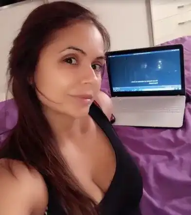 Сестрата на Преслава нажежи страстите с пищен бюст (Фото)