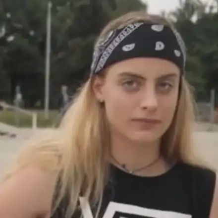 Щерката на Вергов си продава дрехите