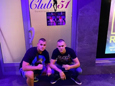 Синът на Десислава се щракна пред публичен дом (Майки го удари на живот в Швейцария)