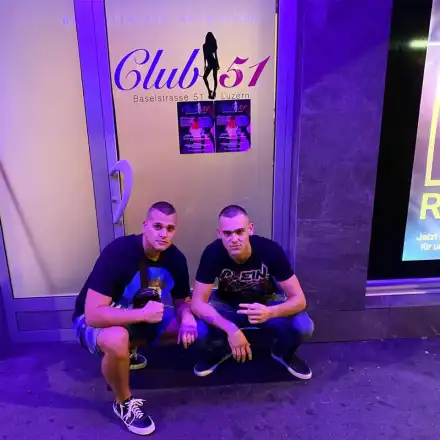 Синът на Десислава се щракна пред публичен дом (Майки го удари на живот в Швейцария)