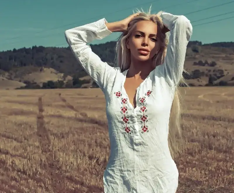 След „Фермата“: Осипова се превърна в знойна селянка! (СНИМКИ)