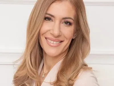 Спукаха от бъзици Ангелкова за новия й нос: За министър не ставаше, но сега може да се явиш за Мис Плеймейт (Снимки)