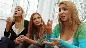 Тризначките се разделиха на два лагери в Лондон! Двете спят на улицата, Любов завъртя семейство