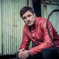 Владо Карамазов ходи с маска и на открито