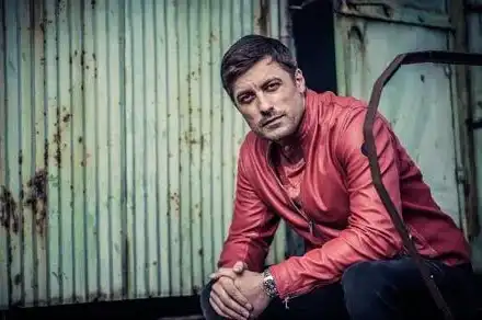 Владо Карамазов ходи с маска и на открито