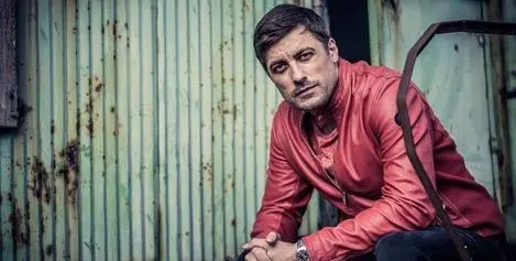 Владо Карамазов ходи с маска и на открито
