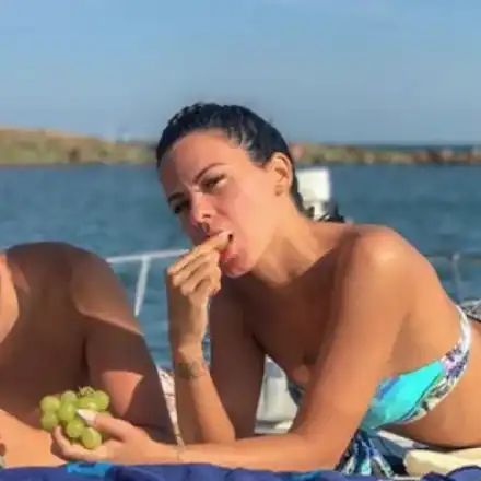 Влюбена в Криско фенка, окраде самоличността на жената му