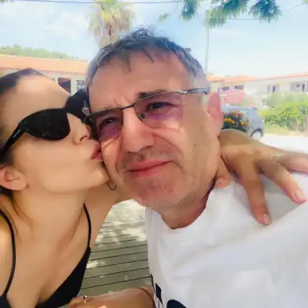 Влюбени гълъбчета! Деси Цонева пее на любимия!