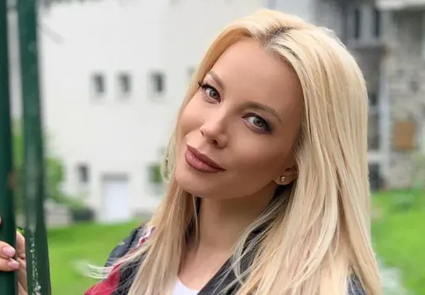 Емилия с чужда четирилистна детелина