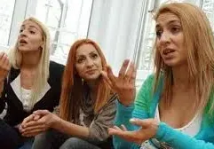 Тризначките се разделиха на два лагери в Лондон! Двете спят на улицата, Любов завъртя семейство