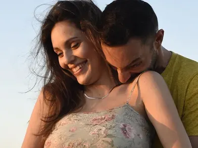 Звезди залюбиха роднини: Стораро живее с втора братовчедка, Манчев се жени за тъщата, актриса чака бебе от пети братовчед (Снимки)