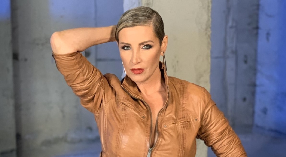 Джина Стоева раздава храна на хора в нужда
