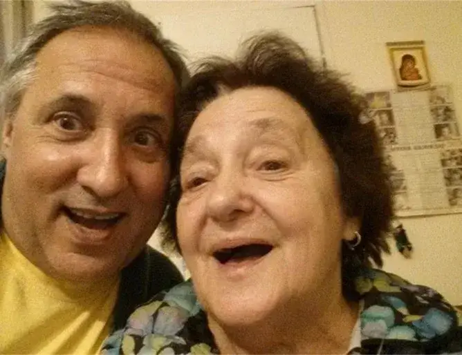 Бате Енчо погреба 93-годишната си майка