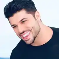 Безработният Фики бачка върху себе си!