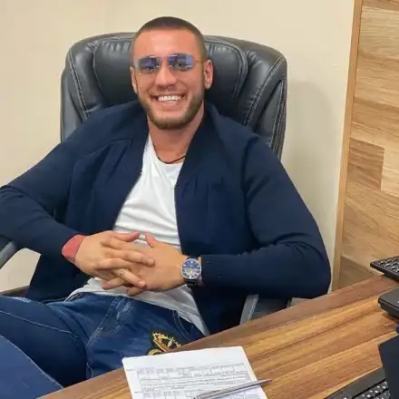 Бившият на Гери-Никол раздава заеми, барна се със сако и тузарски часовник за тежест