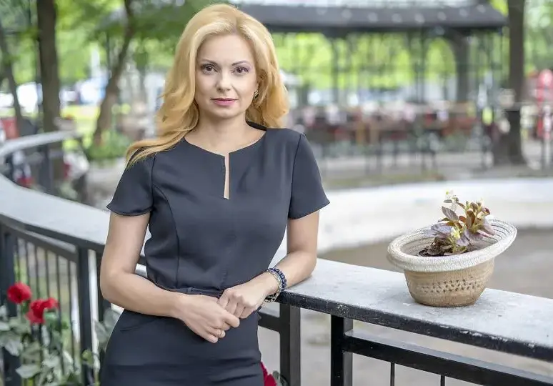 БНТ излъга Аделина Радева! ( Примамиха я уж да стане шефка, а я сложиха по заместване в „По света и у нас“)